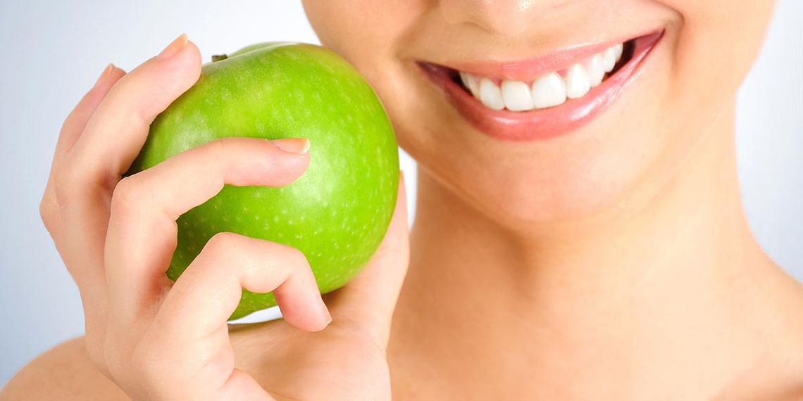 Grüner Apfel und schönes Lächeln
